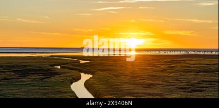 Les zones humides de Gaomei au coucher du soleil. Bord de mer, rivière, nuages roses, un beau paysage. Banque D'Images