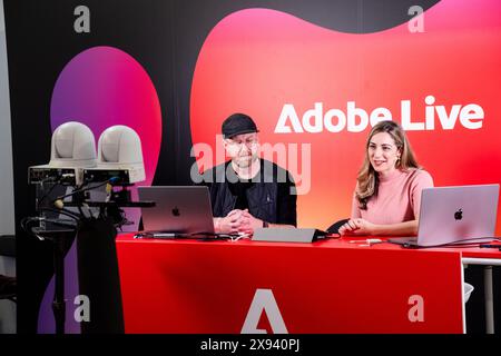 Mike Alderson de l'Agence ManVSMachine dans l'Adobe Live Studio à OFFF Barcelone au Musée Disseny Hub de Design à Barcelone, Espagne en avril 2024. Photo : Rob Watkins. INFO : la populaire conférence annuelle lancée en 2001 est la plus grande vitrine au monde de la créativité visuelle contemporaine et du design. Il attire des designers, des artistes, des cinéastes et des photographes du monde entier et sert de plate-forme mondiale pour l'échange créatif et la collaboration. Banque D'Images