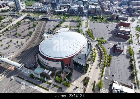 Une vue aérienne générale du Ball Arena, samedi 11 mai 2024, à Denver. Banque D'Images