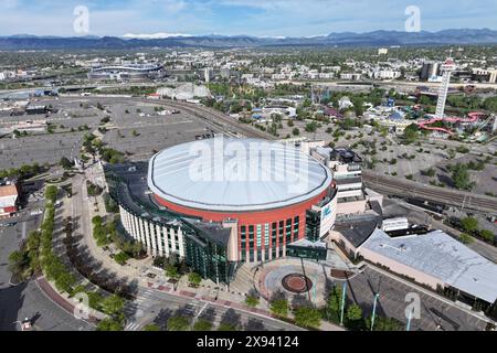 Une vue aérienne générale du Ball Arena, samedi 11 mai 2024, à Denver. Banque D'Images