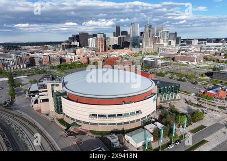 Une vue aérienne générale du Ball Arena, dimanche 12 mai 2024, à Denver. Banque D'Images