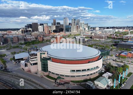 Une vue aérienne générale du Ball Arena, dimanche 12 mai 2024, à Denver. Banque D'Images