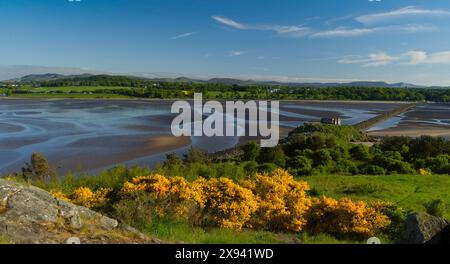 Vue depuis l'île de Cramond vers le continent, prise à marée basse, en fin d'après-midi après une chaude journée ensoleillée. Banque D'Images