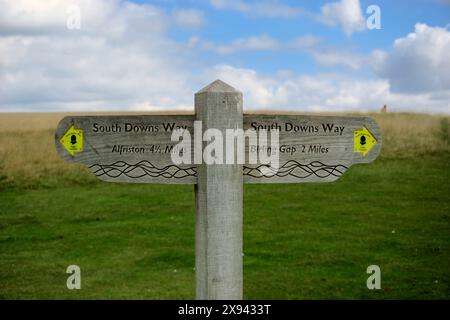 Cuckmere Haven, Royaume-Uni - 10 septembre 2022 : signalisation sur le sentier South Downs Way indiquant la distance et la direction vers Alfriston et Birling Gap Banque D'Images