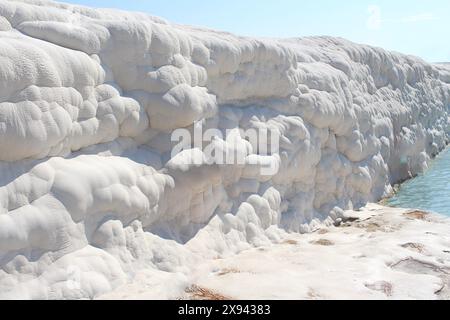 Mur de calcaire blanc travertins Pamukkale célèbre bain d'eau thermale turc Banque D'Images