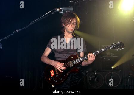 Cortemaggiore Piacenza Italie 28/2003 : Riccardo Tesio guitariste du Marlene Kuntz, groupe italien de rock alternatif, lors du concert live au Fillmore Club Banque D'Images