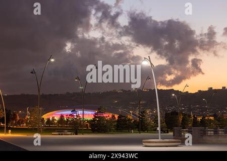 Bakou. Azerbaïdjan. 09.27.2021. Palais des jeux d'eau sur le boulevard au coucher du soleil. Banque D'Images