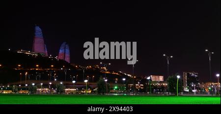Bakou. Azerbaïdjan. 09.27.2021. Magnifique, lumineux, boulevard du soir de la ville. Banque D'Images