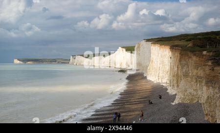 Birling Gap, Royaume-Uni - 10 septembre 2022 : vue sur les falaises de Seven Sisters en direction de Cuckmere Haven par jour ensoleillé avec des nuages montrant les falaises, la plage, la mer et le paysage Banque D'Images