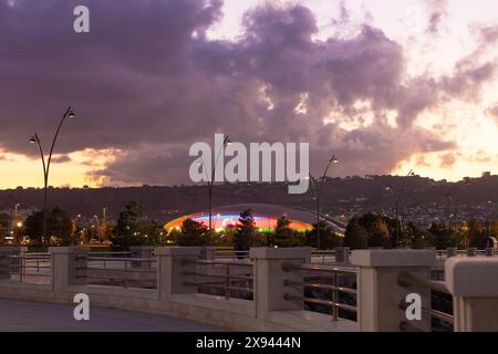 Bakou. Azerbaïdjan. 09.27.2021. Palais des jeux d'eau sur le boulevard au coucher du soleil. Banque D'Images