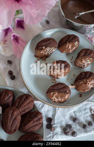 Madeleines au chocolat maison sur table sombre Banque D'Images