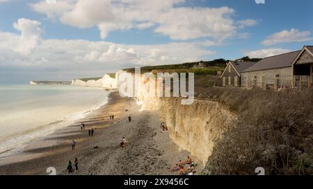 Birling Gap, Royaume-Uni - 10 septembre 2022 : vue sur les falaises de Seven Sisters vers Cuckmere Haven par jour ensoleillé avec des nuages montrant les falaises, la plage, la mer, les gens Banque D'Images