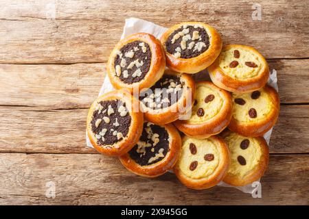 Pâte à levure sucrée traditionnelle kolache kolace avec délicieuse garniture de graines de pavot et garniture de streusel et garniture de fromage à la crème en gros plan sur la ta en bois Banque D'Images