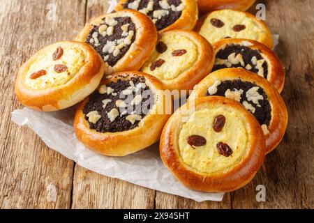 Pâte à levure sucrée traditionnelle kolache kolace avec délicieuse garniture de graines de pavot et garniture de streusel et garniture de fromage à la crème en gros plan sur la ta en bois Banque D'Images