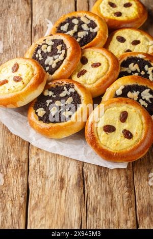 Kolache sont une pâtisserie tchèque sucrée faite de pâte à levure farcie de fromage cottage maison ou de graines de pavot en gros plan sur la table en bois. Vertical Banque D'Images