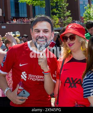 LIVERPOOL, ANGLETERRE - 19 MAI : les supporters du Liverpool FC avec le masque Jurgen Klopp devant l'Anfield Stadion Banque D'Images