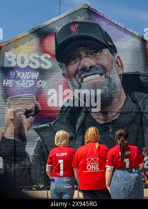 LIVERPOOL, ANGLETERRE - 19 MAI : les fans de Jurgen Klopp devant la fresque hommage au manager de Liverpool Jürgen Klopp sur Randolph Street Banque D'Images