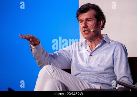 Le designer et penseur autrichien Stefan Sagmeister parle de la scène principale Roots à l'OFFF Barcelone au Disseny Hub Museum of Design à Barcelone, en Espagne, en avril 2024. Photo : Rob Watkins. INFO : la populaire conférence annuelle lancée en 2001 est la plus grande vitrine au monde de la créativité visuelle contemporaine et du design. Il attire des designers, des artistes, des cinéastes et des photographes du monde entier et sert de plate-forme mondiale pour l'échange créatif et la collaboration. Banque D'Images