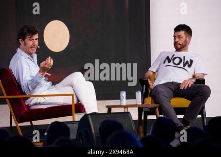 Le designer et penseur autrichien Stefan Sagmeister s’entretient avec l’auteur Ben Tallon sur la scène principale Roots à l’OFFF Barcelone au Musée du Design Disseny Hub à Barcelone, en Espagne, en avril 2024. Photo : Rob Watkins. INFO : la populaire conférence annuelle lancée en 2001 est la plus grande vitrine au monde de la créativité visuelle contemporaine et du design. Il attire des designers, des artistes, des cinéastes et des photographes du monde entier et sert de plate-forme mondiale pour l'échange créatif et la collaboration. Banque D'Images