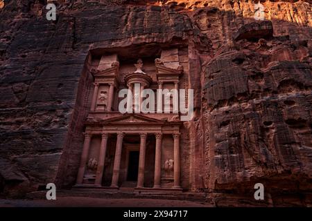 Treasury Al-Khazneh, vue historique en pierre de Petra. Voyage Jordanie, vacances en Arabie. Lumière du soir dans la nature, Jordanie. Arche de paysage en pierre rouge Banque D'Images