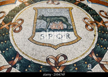 Sol en mosaïque dans la Galleria Vittorio Emanuele II représentant les armoiries de Rome avec le loup Capitole et l'acronyme SPQR, Milan, Italie Banque D'Images