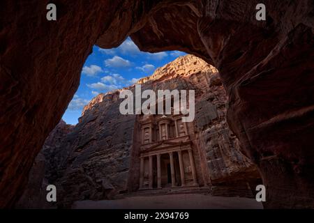 Treasury Al-Khazneh, vue historique en pierre de Petra. Voyage Jordanie, vacances en Arabie. Lumière du soir dans la nature, Jordanie. Arche de paysage en pierre rouge Banque D'Images