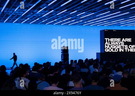 L'Agence MUCHO présente sur la scène principale Roots à l'OFFF Barcelone au Musée Disseny Hub du Design à Barcelone, Espagne en avril 2024. Photo : Rob Watkins. INFO : la populaire conférence annuelle lancée en 2001 est la plus grande vitrine au monde de la créativité visuelle contemporaine et du design. Il attire des designers, des artistes, des cinéastes et des photographes du monde entier et sert de plate-forme mondiale pour l'échange créatif et la collaboration. Banque D'Images