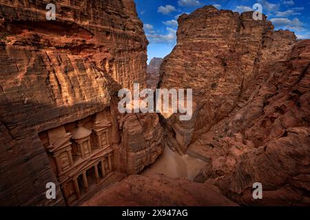 Treasury Al-Khazneh, vue historique en pierre de Petra. Voyage Jordanie, vacances en Arabie. Lumière du soir dans la nature, Jordanie. Arche de paysage en pierre rouge Banque D'Images