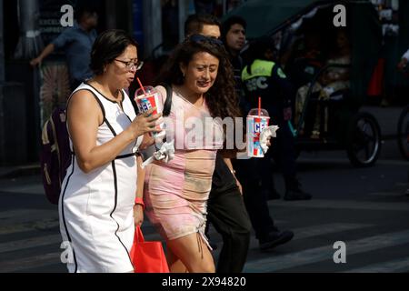 Non exclusif : les femmes apprécient icee pour se rafraîchir tout en faisant une promenade dans le centre historique du Mexique en raison des températures élevées qui frappe le Mexique. Le 28 mai 20 Banque D'Images