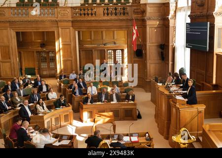 Au Folketinget, il y a un dernier débat avant la pause estivale le mercredi 29 mai 2024. Il sera centré sur des questions adressées au premier ministre sur des questions de politique intérieure et étrangère. Le débat devrait se poursuivre jusqu'à minuit environ. Copenhagen Folketingssalen, Christiansborg Danemark Copyright : xKristianxTuxenxLadegaardxBergx 2E6A0198 Banque D'Images