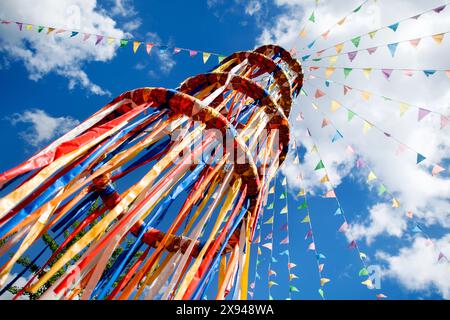 28 mai 2024, basse-Saxe, Osnabrück : une maipole décorée de couleurs vives se dresse dans le centre-ville par temps ensoleillé. La semaine de mai de Osnabrück attire jusqu'à 850 000 visiteurs chaque année. Photo : Hauke-Christian Dittrich/dpa Banque D'Images