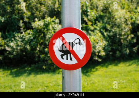 Pas de signe de crapaud de chien sur un poteau dans une zone de parc verdoyant à Texel, pays-Bas Banque D'Images
