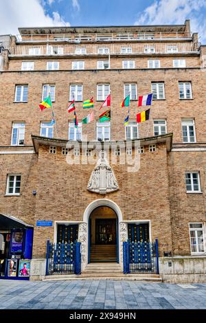 Notre Dame de France Eglise catholique française Leicester place London entrée principale extérieure et portes bleues Banque D'Images