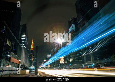 Sentiers lumineux vibrants sur l'avenue Paulista (Avenida Paulista) la nuit - São Paulo, Brésil Banque D'Images