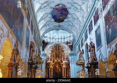 Salzbourg, Autriche - 23 décembre 2023 : intérieur de l'église Peter Banque D'Images