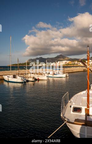 Petit port avec des bateaux de pêche typiques de Majorque appelé Llaut à es Barcares, Alcudia, Majorque, Îles Baléares, Espagne Banque D'Images