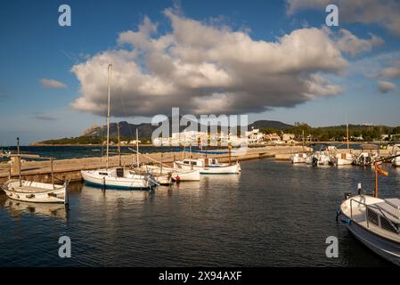 Petit port avec des bateaux de pêche typiques de Majorque appelé Llaut à es Barcares, Alcudia, Majorque, Îles Baléares, Espagne Banque D'Images