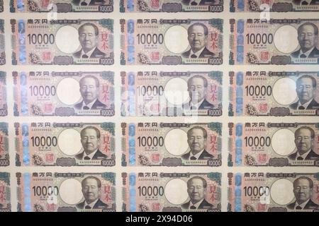 Tokyo, Japon. 27 mai 2024. Nouveaux billets japonais de 10,000 yens exposés à l'intérieur du Musée de la monnaie de l'Institut d'études monétaires et économiques de la Banque du Japon. Les nouveaux billets commenceront à circuler le 3 juillet 2024. Il s'agit de la première refonte en 20 ans. Tokyo, le 27 mai 2024. - 20240527 PD12032 crédit : APA-PictureDesk/Alamy Live News Banque D'Images