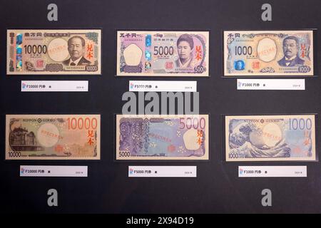 Tokyo, Japon. 27 mai 2024. Nouveaux billets de banque en yen japonais exposés à l'intérieur du Musée de la monnaie de l'Institut d'études monétaires et économiques de la Banque du Japon. Les nouveaux billets commenceront à circuler le 3 juillet 2024. Il s'agit de la première refonte en 20 ans. Tokyo, le 27 mai 2024. - 20240527 PD12026 crédit : APA-PictureDesk/Alamy Live News Banque D'Images