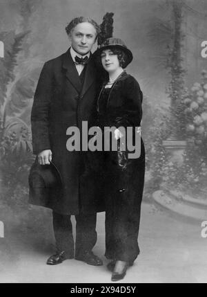 Harry et Béatrice Houdini à Nice, France, portrait en pied, debout, face avant, 1913 Banque D'Images