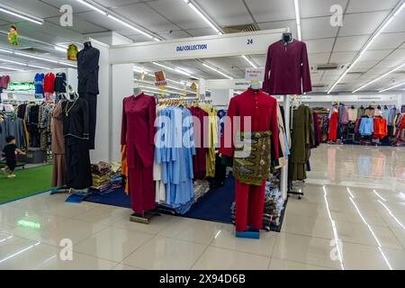 PKNS SHAH ALAM, SELANGOR - 23 MAI 2024 : vêtements Raya pour célébrer l'Aïd al-Fitr, le baju melayu et le baju kurung Banque D'Images