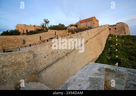 Ronda Calvi et Baluarte de Sant Jordi, enceinte murée de Dalt Vila (s.XVI).Eivissa.Ibiza.Islas Pitiusas.Baleares.España. Banque D'Images