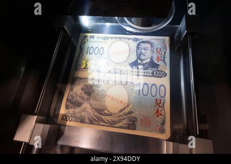 Tokyo, Japon. 27 mai 2024. Nouveau billet japonais de 1,000 yens exposé à l'intérieur du Musée de la monnaie de l'Institut d'études monétaires et économiques de la Banque du Japon. Les nouveaux billets commenceront à circuler le 3 juillet 2024. Il s'agit de la première refonte en 20 ans. Tokyo, le 27 mai 2024. - 20240527 PD12022 crédit : APA-PictureDesk/Alamy Live News Banque D'Images