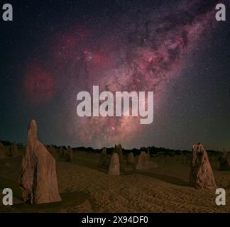 Noyau de la voie lactée s'élevant au-dessus du parc national de Nambung, Australie occidentale. Banque D'Images