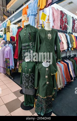 PKNS SHAH ALAM, SELANGOR - 23 MAI 2024 : vêtements Raya pour célébrer l'Aïd al-Fitr, couleur vert foncé Banque D'Images