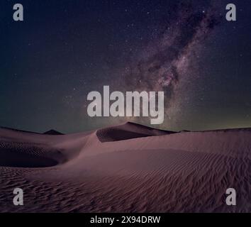 Noyau de la voie lactée s'élevant au-dessus du parc national de Nambung, Australie occidentale. Banque D'Images