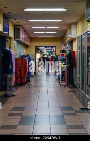 PKNS SHAH ALAM, SELANGOR - 23 MAI 2024 : vêtements Raya pour célébrer l'Aïd al-Fitr, le baju melayu et le baju kurung Banque D'Images