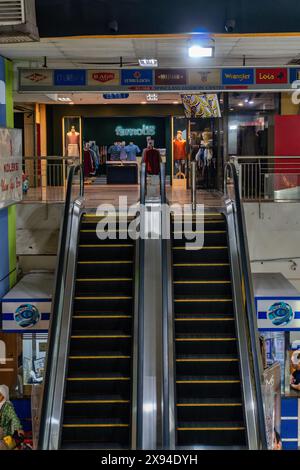 PKNS SHAH ALAM, SELANGOR - 23 MAI 2024 : escalator dans PKNS Shah Alam, escalator automatique Banque D'Images