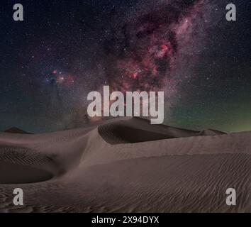 Noyau de la voie lactée s'élevant au-dessus du parc national de Nambung, Australie occidentale. Banque D'Images