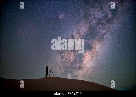 Autoportrait pris contre le noyau de la voie lactée s'élevant au-dessus du parc national de Nambung, Australie occidentale. Banque D'Images